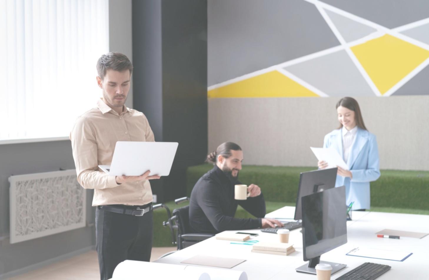 Profesional revisando estrategias de planificación financiera